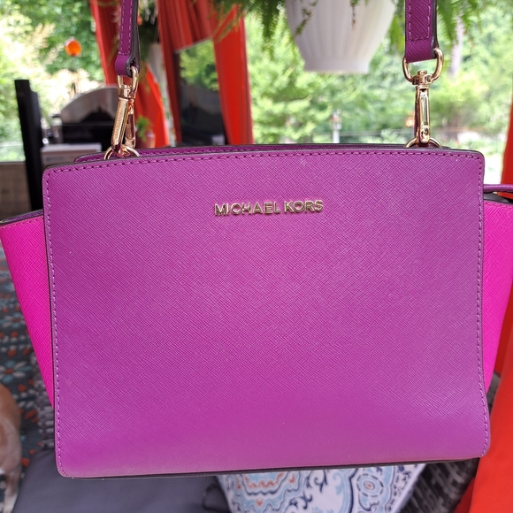 🎁 NEW Michael Kors Fushia Pink 2 Tone Shoulder or Crossbody, Excellent Cond. - Picture 2 of 14